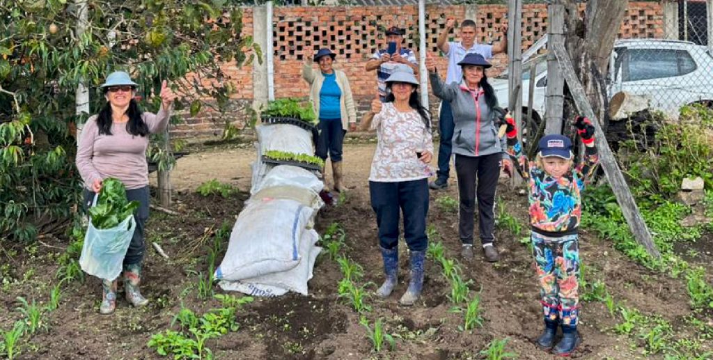 Chía transforma los hogares en huertas productivas con más de 900 asistencias en agricultura urbana